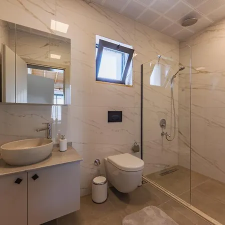 Villa Bayindirda Korunakli 4 Kisilik Kaş